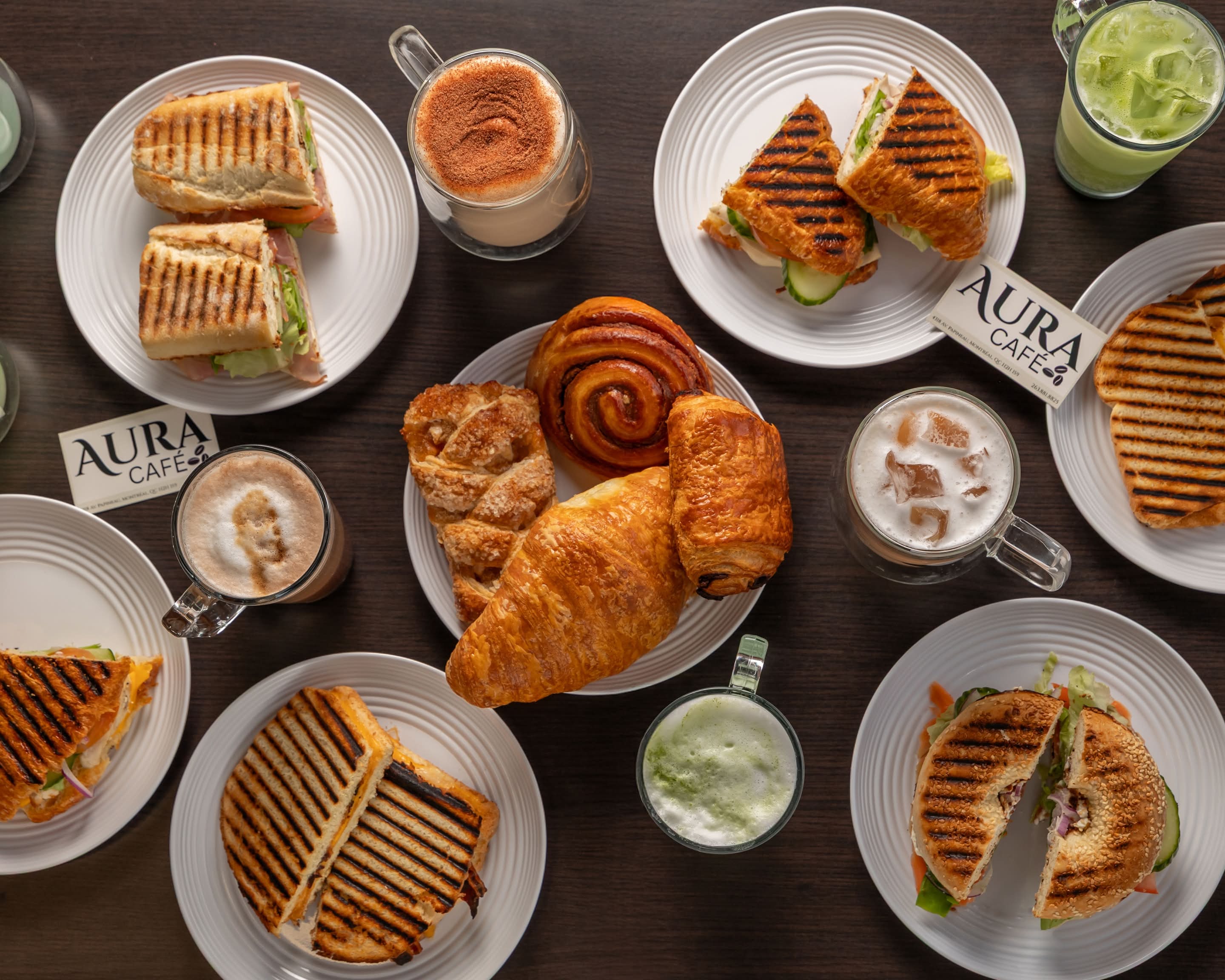 Sandwichs grillés, viennoiseries et boissons d’Aura Café
